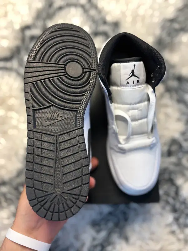 Air Jordan 1 Mid GS – White / Black (EU 38.5)