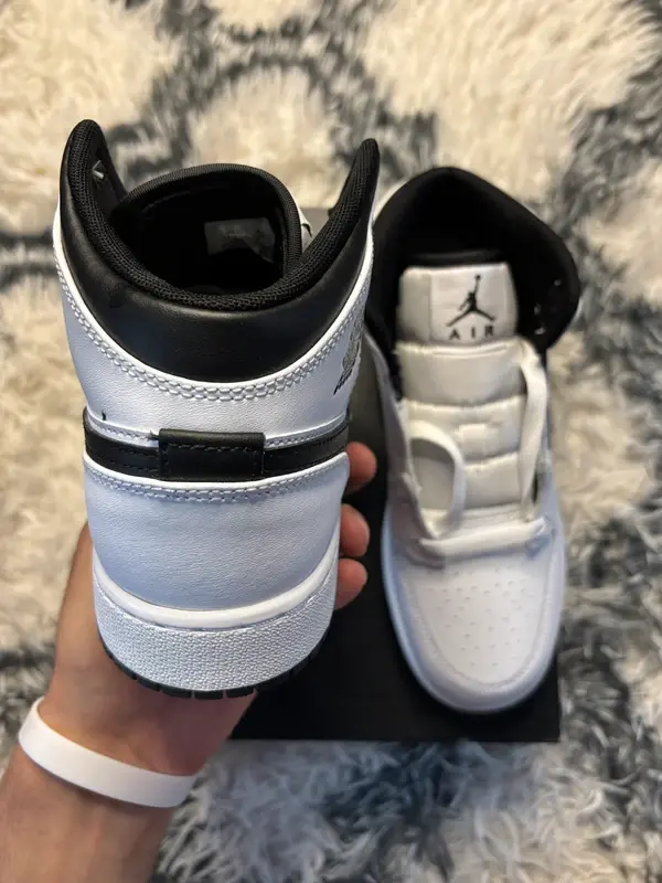 Air Jordan 1 Mid GS – White / Black (EU 38.5)