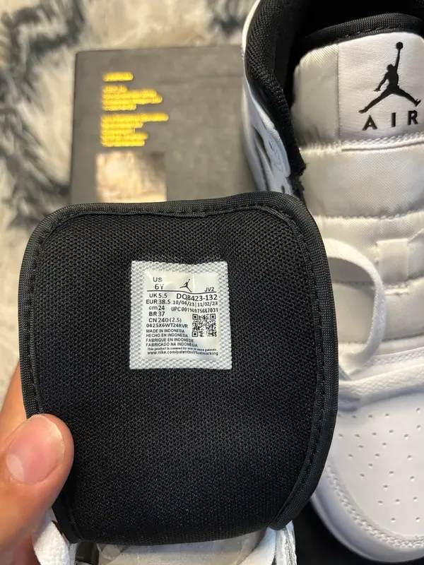 Air Jordan 1 Mid GS – White / Black (EU 38.5)