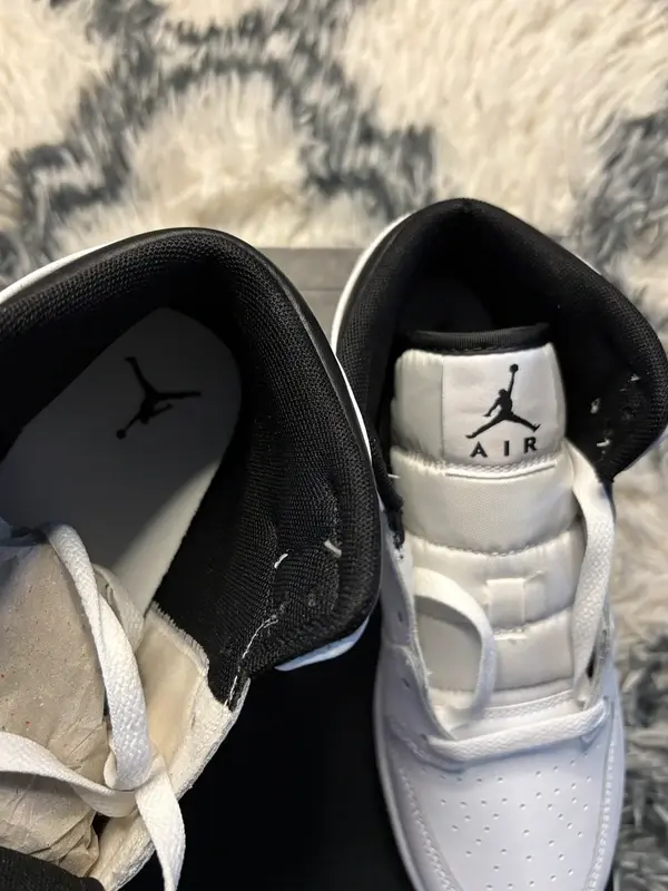 Air Jordan 1 Mid GS – White / Black (EU 38.5)
