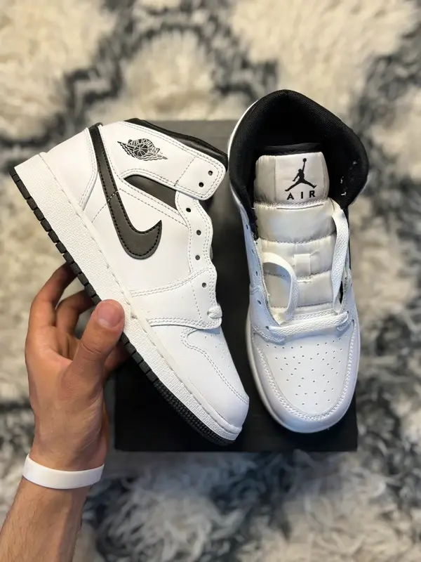 Air Jordan 1 Mid GS – White / Black (EU 38.5)
